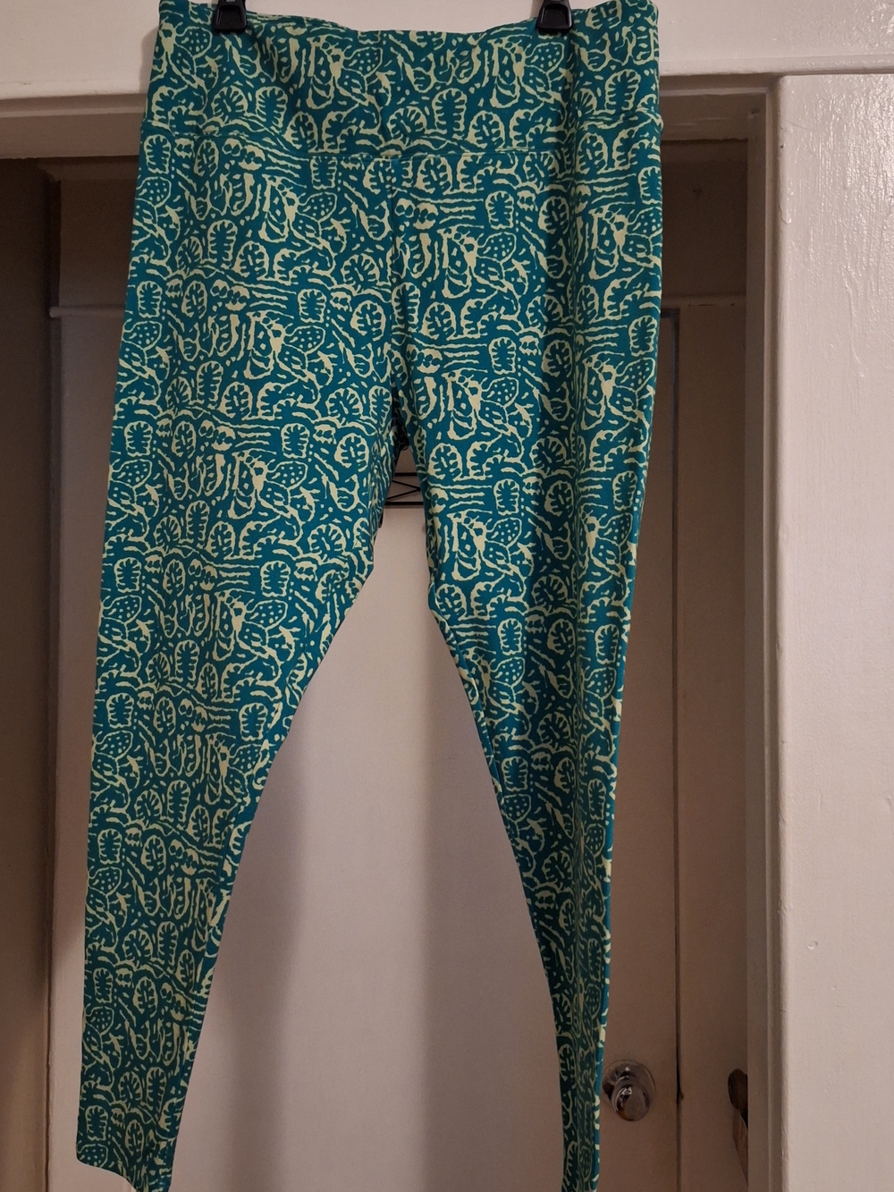 Soft Surroundings Teal and Cream Botanical-Print Leggings